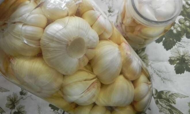 Маринованный чеснок головками
