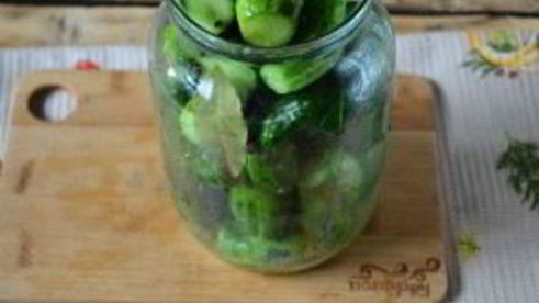маринованные огурцы в литровых банках