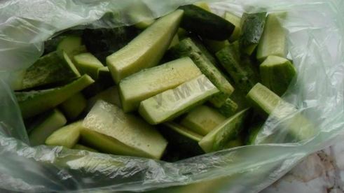 маринованные огурцы в пакете