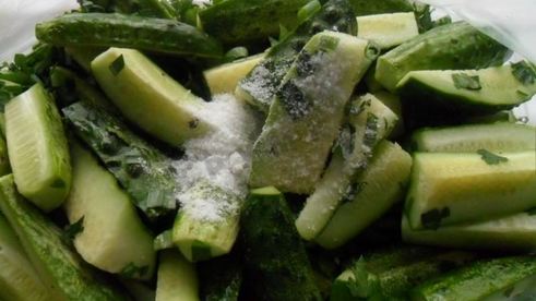 маринованные огурцы в пакете