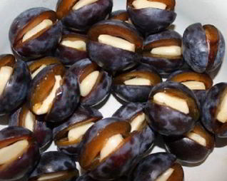 Маринованные сливы с чесноком