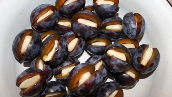 Рецепт Маринованных слив с чесноком