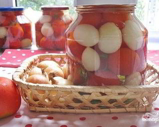 Помидоры маринованные с луком