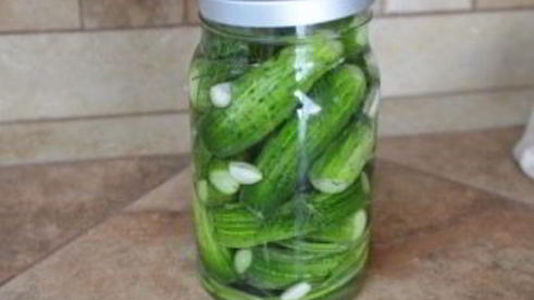 быстрые малосольные огурцы в банке