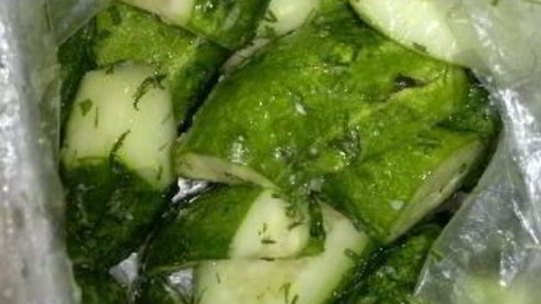 быстрые малосольные огурцы в пакете с чесноком