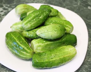 Малосольные огурчики на минералке