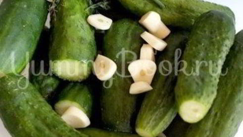 малосольные огурцы на минеральной воде