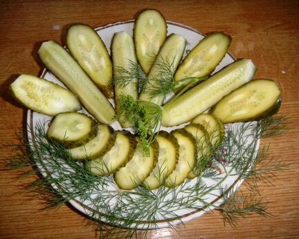 Малосольные огурцы в банке с чесноком