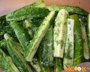 Малосольные огурцы засоленные в пакете