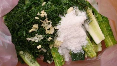 малосольные огурцы засоленные в пакете