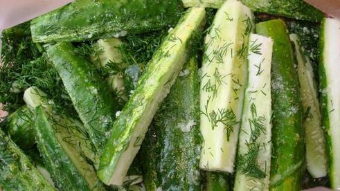 малосольные огурцы засоленные в пакете