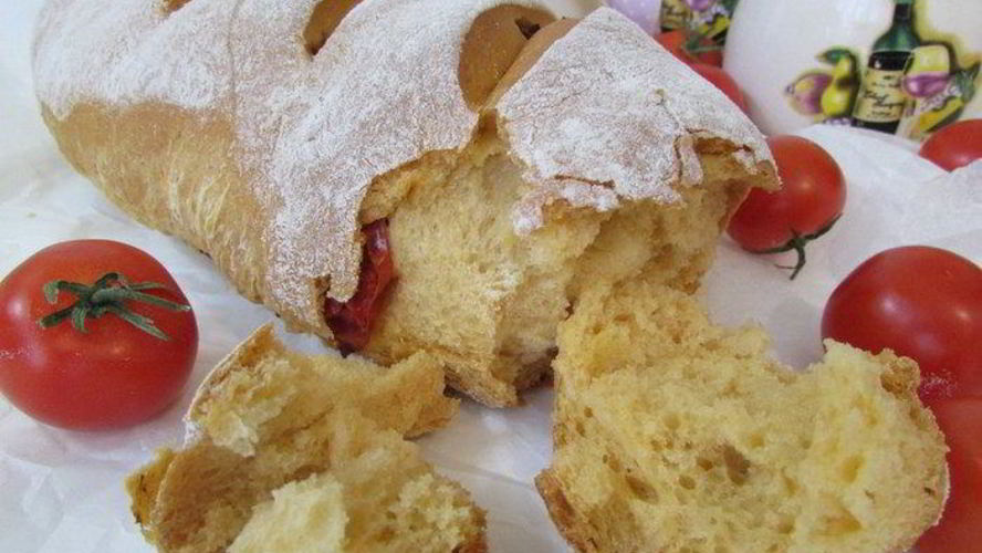 Рецепт томатного батона с вялеными помидорами