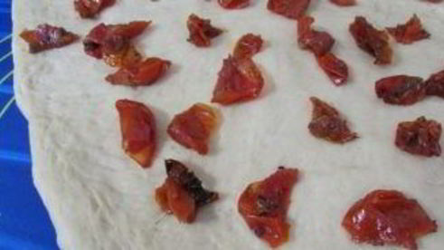 томатный батон с вялеными помидорами