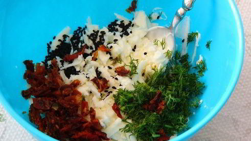 вяленые помидоры с сырными шариками