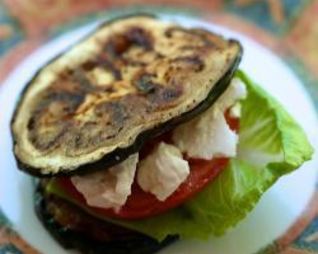 Башенки из баклажан с козьим сыром