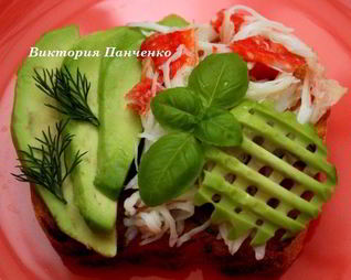 Брускетта с крабом и авокадо