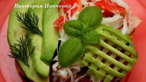 брускетта с крабом и авокадо