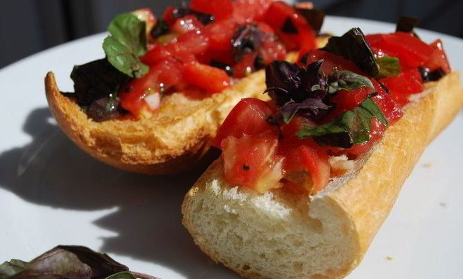 Брускетта с помидорами