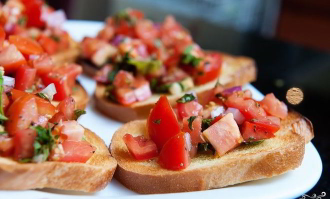 Брускетта с томатами