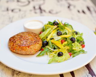 Бургер из индейки с зеленым салатом и фермерской сметаной