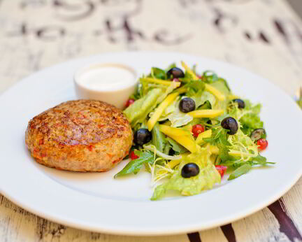 Бургер из индейки с зеленым салатом и фермерской сметаной