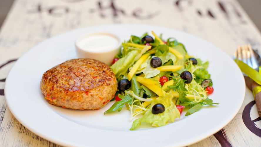 Рецепт бургера из индейки с зеленым салатом и фермерской сметаной