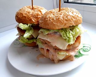 Бургеры с мясным фаршем, помидорами и листьями салат