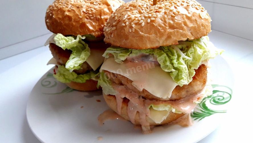 Рецепт бургеров с мясным фаршем, помидорами и листьями салат