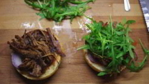 бургеры с тушеным мясом