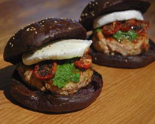 Бургеры с вялеными помидорами на черных булочках