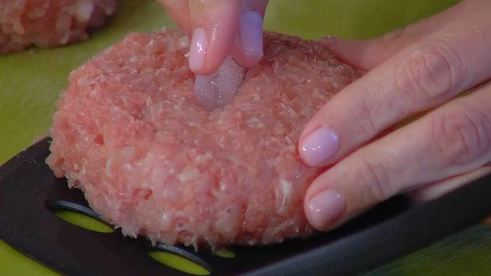 бургеры с вялеными помидорами на черных булочках