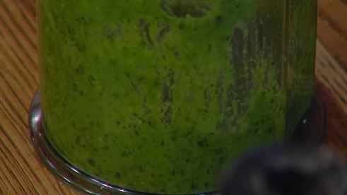 бургеры с вялеными помидорами на черных булочках