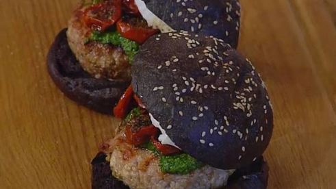 бургеры с вялеными помидорами на черных булочках