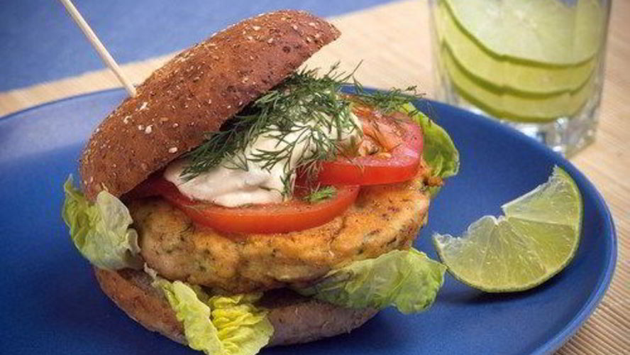 Рецепт быстрых бургеров с тунцом, латуком и помидором