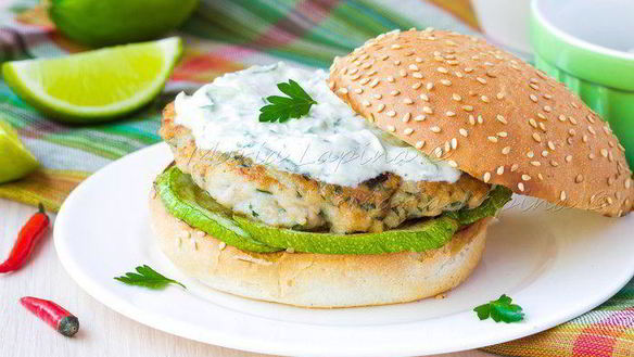 Рецепт Домашнего чикенбургера с цукини и соусом цацики