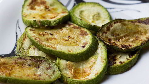 домашний чикенбургер с цукини и соусом цацики