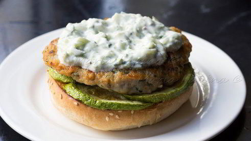 домашний чикенбургер с цукини и соусом цацики