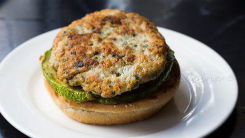 домашний чикенбургер с цукини и соусом цацики