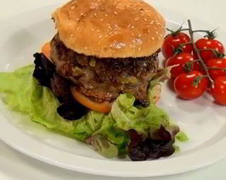 Гамбургер с карамелизованным луком