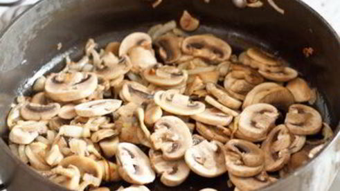 гамбургеры с голубым сыром и грибами