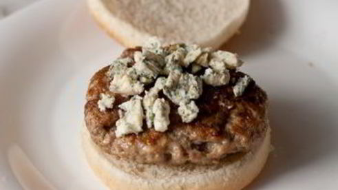 гамбургеры с голубым сыром и грибами