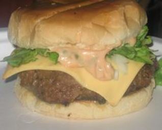 Вкусный гамбургер с хреном и аджикой