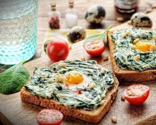 Бутерброд со шпинатом, творожным сыром и перепелиным яйцом