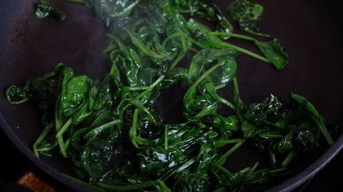 бутерброд со шпинатом, творожным сыром и перепелиным яйцом