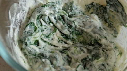 бутерброд со шпинатом, творожным сыром и перепелиным яйцом