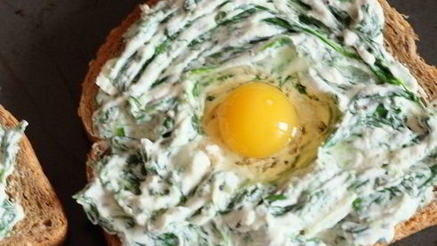 бутерброд со шпинатом, творожным сыром и перепелиным яйцом