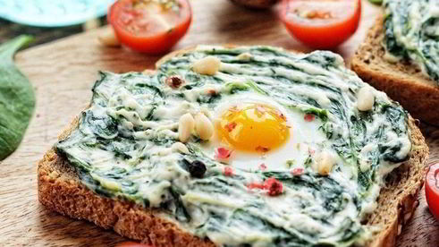 бутерброд со шпинатом, творожным сыром и перепелиным яйцом