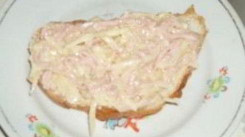 бутерброды с колбасой и картошкой