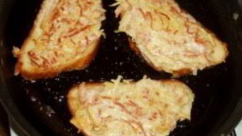 бутерброды с колбасой и картошкой