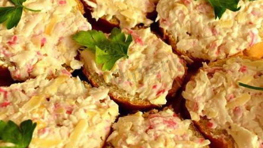 Рецепт бутербродов с крабовыми палочками, сыром и сметаной